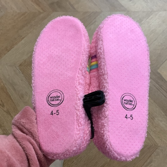Pink slippers size 4-5 - Picture 3 of 3